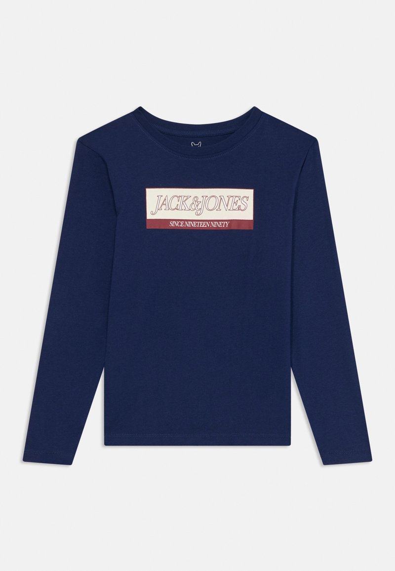 Sötétkék, hosszú ujjú póló, melyen fehér és piros betűkkel a "JACK & JONES SINCE NINETEEN NINETY" felirat található a mellrészen.