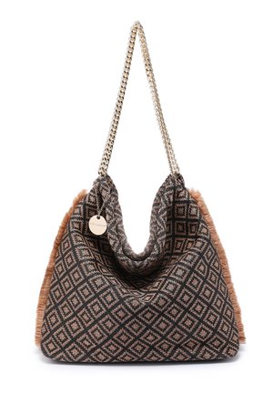 Sac à main en tissu à motif losange noir et beige avec des franges marron sur les côtés et une bandoulière chaîne dorée, avec une étiquette ronde dorée de la marque.