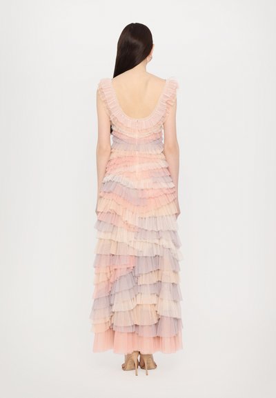 Maxi-jurk met gelaagde, gerimpelde plooien in pastelkleuren roze en lavendel, met een diepe V-achterkant en een aansluitende taille.