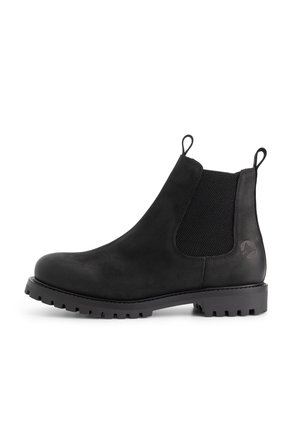 Zwarte leren Chelsea-boot met elastische zijpanelen, treklussen aan de voorkant en achterkant, dikke profielzool en subtiele, gegraveerde logo op de hak.