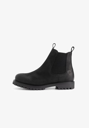 Zwarte leren Chelsea-boot met elastische zijpanelen, treklussen aan de voorkant en achterkant, dikke profielzool en subtiele, gegraveerde logo op de hak.