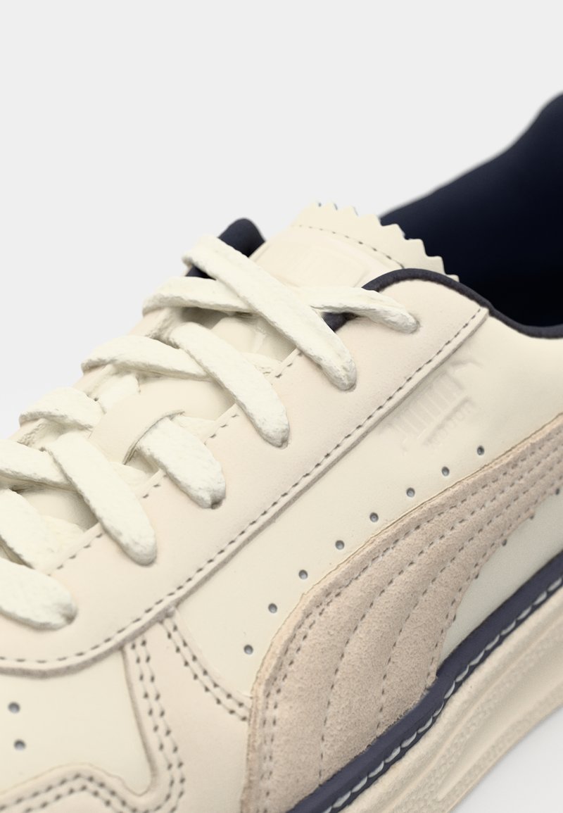 Puma INDOOR REGAL GRACE UNISEX - Sneaker low - warm white frosted ivory/weiß