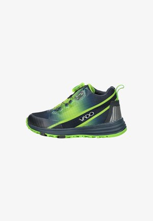 Letvægtige sneakers til sport med en marineblå overdel der går over i grøn, mesh-detaljer, grøn sål og et sikkert snøresystem med stop.