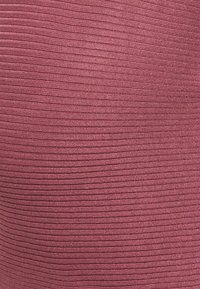 Tissu côtelé de couleur rose profond, présentant une texture fine avec des lignes horizontales formant un motif régulier sur toute la surface.