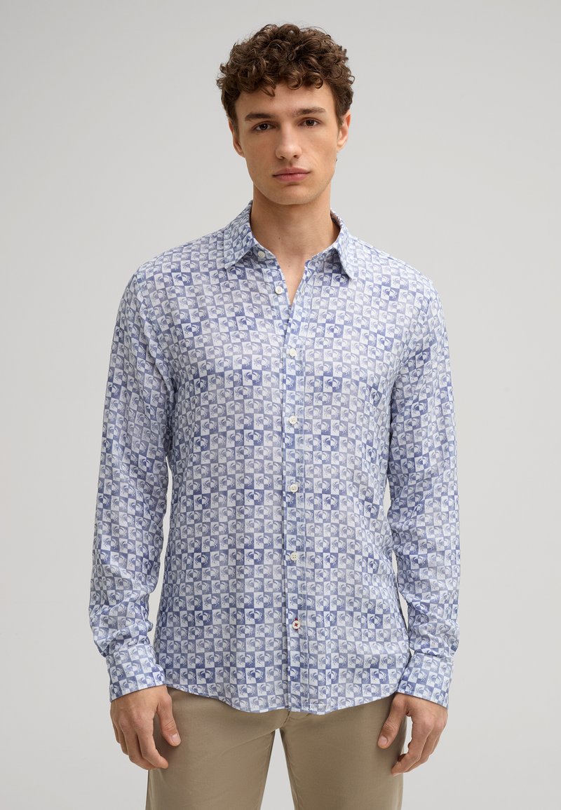 Camicia a maniche lunghe con bottoni di colore azzurro chiaro, decorata con un motivo a piccoli quadrati e diverse tonalità di blu. Tessuto di cotone.