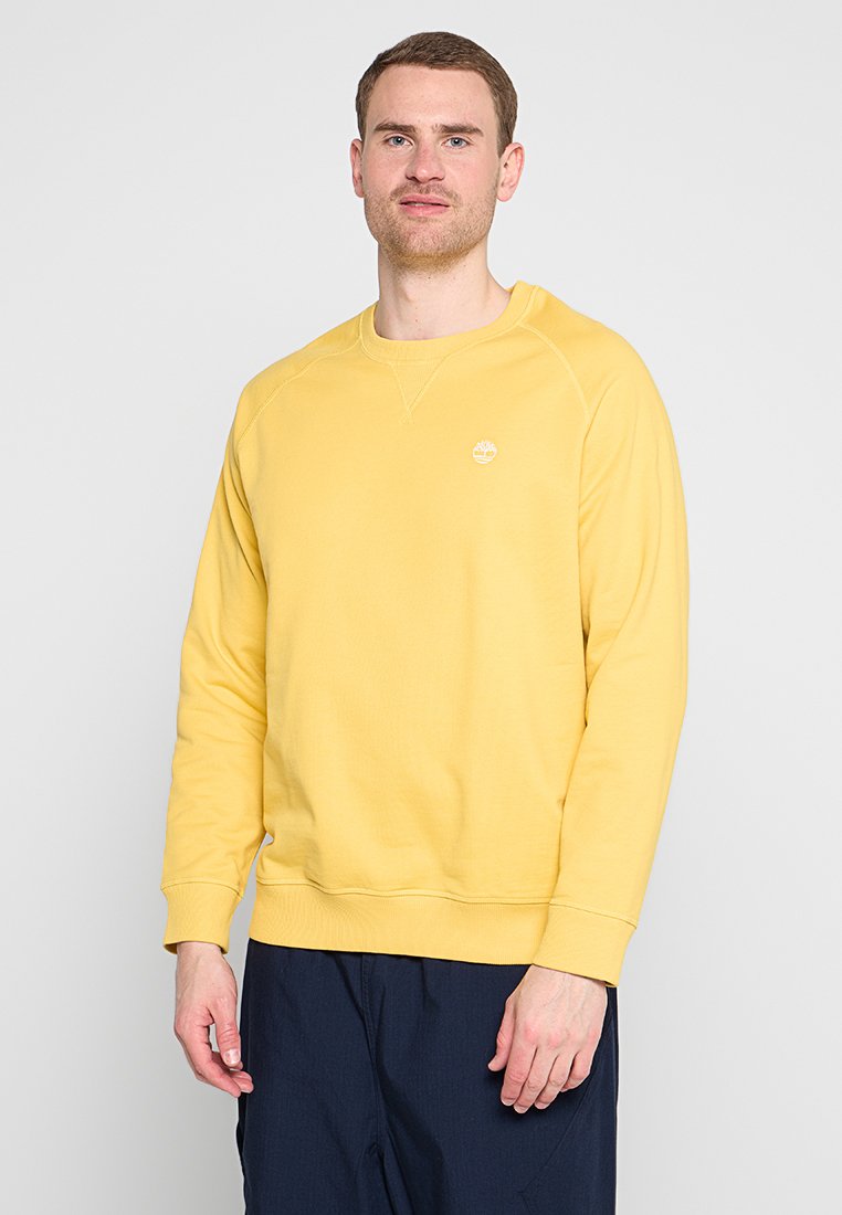 Felpa gialla con colletto rotondo realizzata in tessuto morbido; presenta un piccolo logo sul petto, polsini a costine e una vestibilità rilassata.