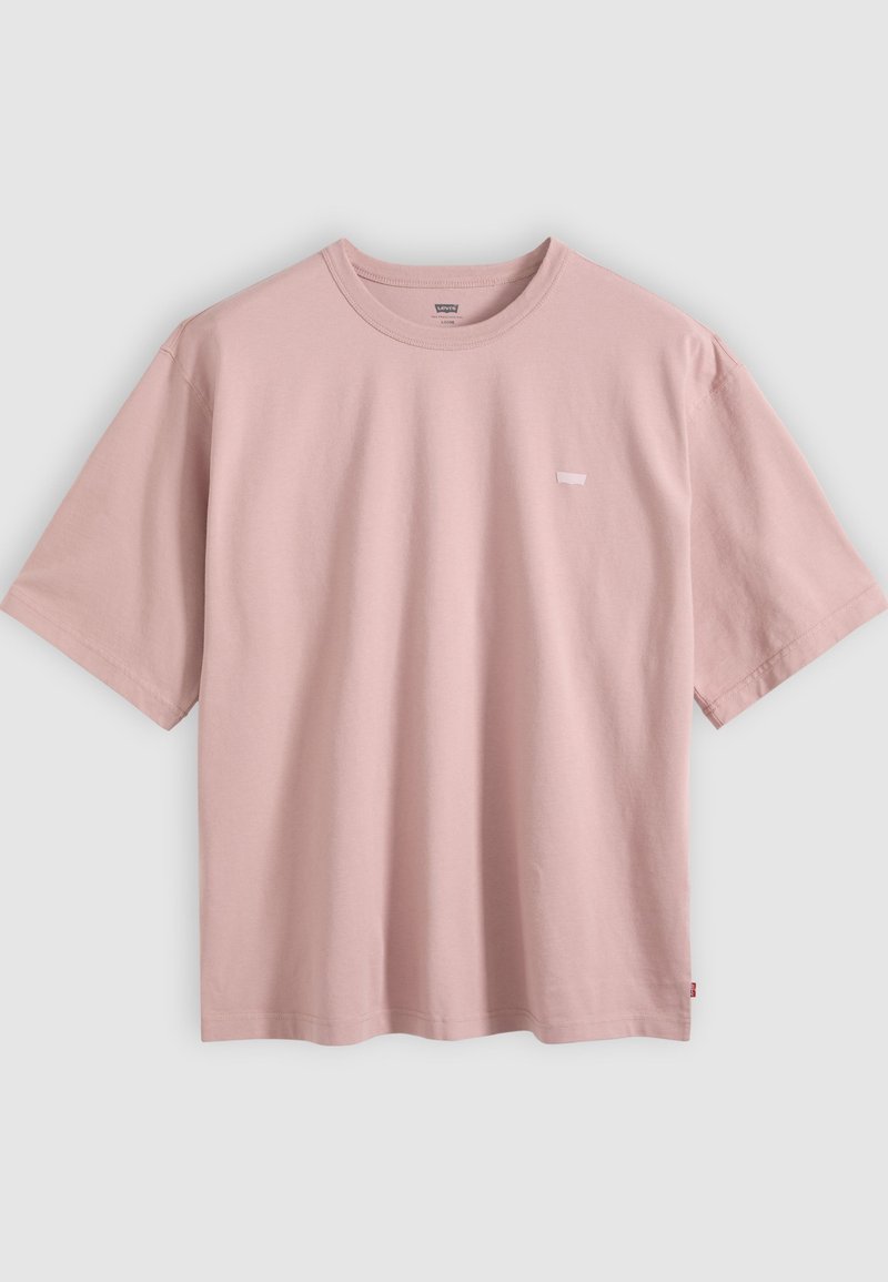 T-shirt en coton rose clair à manches courtes avec col rond et petit logo rectangulaire sur la poitrine gauche, présenté sur un fond uni.