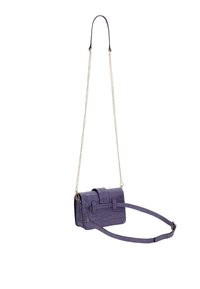 Borsa a tracolla in pelle viola con effetto coccodrillo, dalla forma rettangolare, dotata di catena dorata e tracolla in pelle, con chiusura a patta frontale.