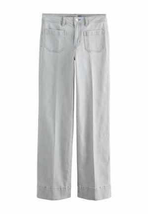 Blugi largi de culoare gri deschis, cu buzunare aplicate în față, bucle pentru curea, închidere cu nasture și tivuri întoarse.
