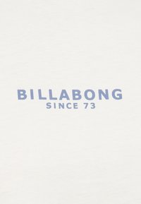 Λευκό βαμβακερό μπλουζάκι με μπλε κείμενο "BILLABONG" και "SINCE 73" σε έντονη, καθαρή γραμματοσειρά, με ομαλή υφή και απλό σχέδιο.