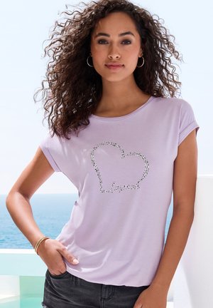 T-shirt lavande à manches courtes avec un design de cœur pailleté et le mot "amour" en argent. Tissu doux et coupe décontractée.