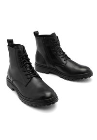 Czarne skórzane botki za kostkę z wiązaniem z przodu i zamkiem błyskawicznym z boku. Teksturowana gumowa podeszwa z przyczepnością, gładkie wykończenie i minimalistyczny design.