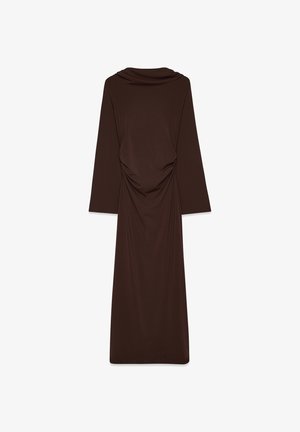 Lang, brun kjole med draperet halsudskæring, lange ærmer og rynket detalje ved taljen. Lavet af glat, blødt stof.
