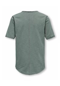 Koszula z krótkim rękawem w stonowanej zieleni, wykonana z miękkiego materiału. Posiada zaokrąglony dół, widoczne szwy i centralny szew z tyłu.