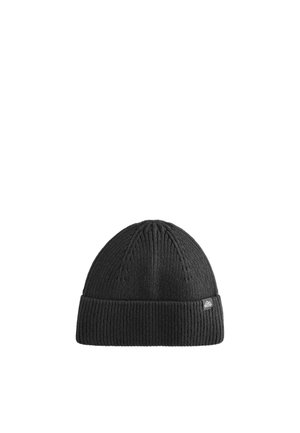 Gorro de punto negro con puño doblado y pequeña etiqueta cuadrada en el lateral con un logo de montaña.