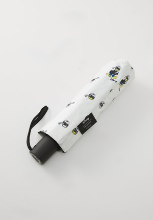 Witte compacte paraplu met een herhaald cartoonontwerp van een figuur, zwarte handgreep en een zwarte band voor gemakkelijke draagbaarheid.