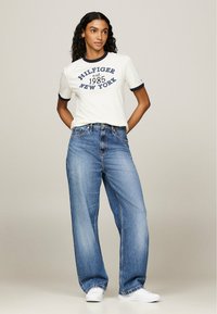 Tommy Hilfiger VARSITY RINGER - T-shirt imprimé - ancient white