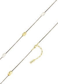 Finom arany nyaklánc váltakozó, szabálytalan arany és fehér gyöngyformájú gyöngyökkel, valamint arany lánc kapoccsal, amelybe "YOKOAMii" van vésett.