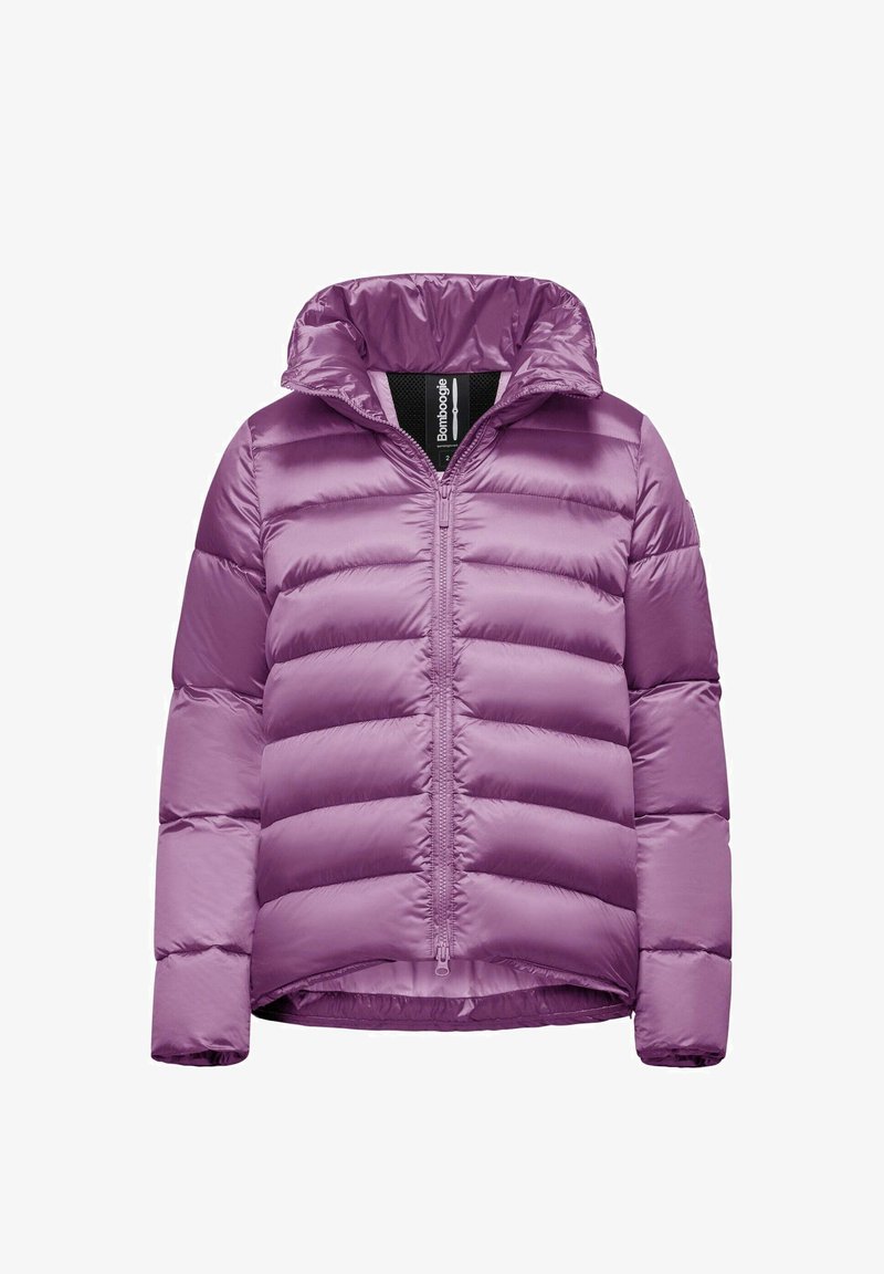 Veste matelassée violette pour femme avec matelassage horizontal, fermeture éclair à l'avant et col montant, présentée sur un fond blanc.