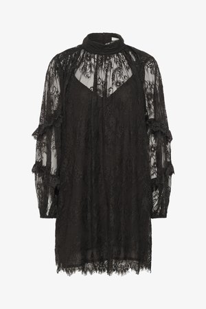 Fekete csipkeborítású ruha áttetsző, hosszú ujjakkal, vállain összegyűrt részletekkel, magas gallérral és hullámos szegéllyel. Virágos csipkés díszek az egész ruhán.