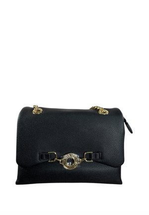 Borsa in pelle nera texturizzata con tracolla in catena dorata e chiusura circolare decorativa dorata sulla patta frontale.
