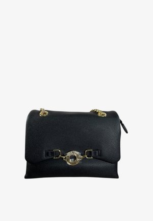 Borsa in pelle nera texturizzata con tracolla in catena dorata e chiusura circolare decorativa dorata sulla patta frontale.