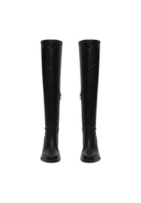 Cizme negre până la coapsă, realizate dintr-o piele netedă, cu un design ajustat și un fermoar lateral pentru a fi ușor de purtat. Talpă plată, fără ornamente.