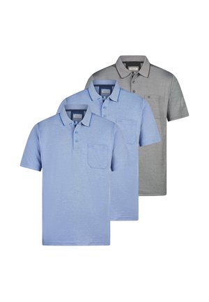 Drei kurzärmelige Poloshirts mit Kragen und Brusttaschen, zwei in Hellblau und eines in Grau, überlappend auf weißem Hintergrund angeordnet.