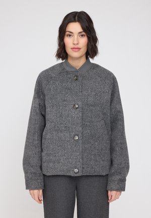 Grau wollene Jacke mit rundem Kragen, vorderem Knopfverschluss und langen Ärmeln. Verfügt über einen strukturierten Stoff und subtile Nähdetails.