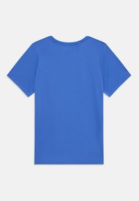 Blå kortermet t-skjorte, enkel design, rund hals, myk tekstur, lett stoff, ingen mønstre eller dekorasjoner.