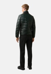 Tmavě zelená péřová bunda s horizontálně prošívaným designem, lehký materiál, vysoký límec a černé akcenty. Nosit s černými kalhotami.