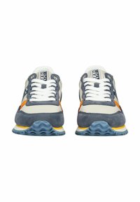 Baskets pour hommes avec un upper en daim gris, des lacets blancs, des accents bleus et orange, et une semelle en caoutchouc bleu texturée. Présente un logo sur la languette.