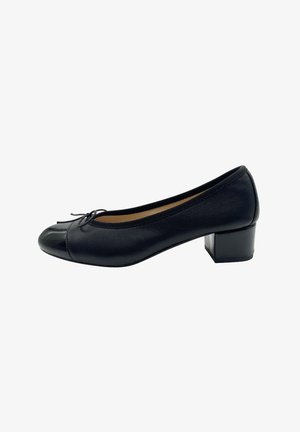 Chaussure femme en cuir noir à talon bas, bout arrondi, bout en cuir verni et petit nœud sur le devant, vue de profil.