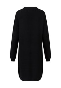 Pull noir oversize avec texture côtelée, manches longues et col montant. Le modèle présente une coupe décontractée et un ourlet arrondi.