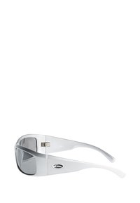 Gafas de sol con un marco de plástico blanco brillante, lentes ahumados grises y un acento de logo en el costado. Presenta un diseño elegante y envolvente.