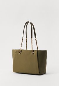 Sac tote vert olive en tissu lisse, doté de poignées en cuir doubles et d'accents en chaîne dorée. Forme rectangulaire avec des bords doux.