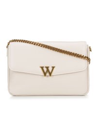 Borsa a tracolla in pelle bianca con una tracolla a catena dorata, dotata di chiusura a patta e di un logo "W" dorato ben visibile sul davanti.
