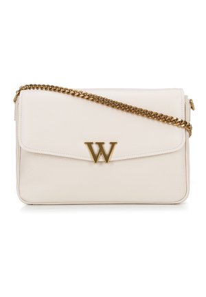 Bolso blanco de cuero tipo bandolera con una correa de cadena dorada, que cuenta con un cierre de tapeta y un prominente logo dorado en forma de "W" en la parte frontal.