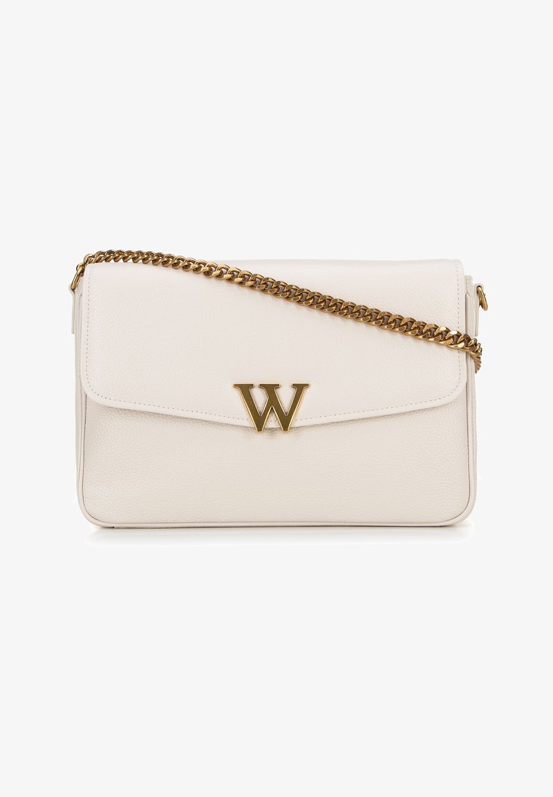 Borsa a tracolla in pelle bianca con una tracolla a catena dorata, dotata di chiusura a patta e di un logo "W" dorato ben visibile sul davanti.