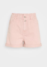 Vaaleanpunaiset farkkushortsit, joissa on korkea vyötärö, käänteet, kaksi etutaskua ja kaksi metallista napinläpeä. Sujuva pinta, jossa on ompelu yksityiskohtia.