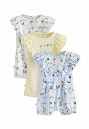 Trzy niemowlęce śpioszki z falbankowymi rękawkami, wzory kwiatów i motyli w pastelowym błękicie, kremowym i białym, każdy oznaczony napisem "BAKER by Ted Baker".