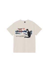 Μπεζ T-shirt με μια ασπρόμαυρη γάτα που κάθεται και κοιτάζει μια κόκκινη πύλη τορίι, βουνό και ήλιο με κείμενο «Χαμένη στο τοπίο.»