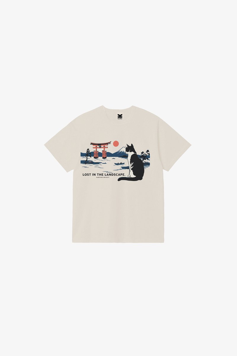 Μπεζ T-shirt με μια ασπρόμαυρη γάτα που κάθεται και κοιτάζει μια κόκκινη πύλη τορίι, βουνό και ήλιο με κείμενο «Χαμένη στο τοπίο.»