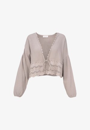 Hellgraue kurz geschnittene Bluse mit langen Ärmeln, die eine Vorderbinde, Spitzenbesatz am Saum und einen strukturierten, weichen Stoff aufweist.