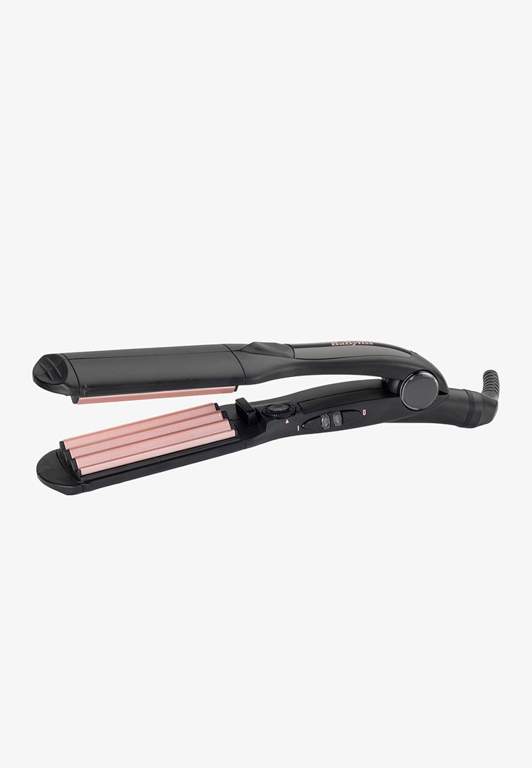 Plancha de pelo negra con tres placas rizadas rosas, un agarre texturizado, botones de control y un diseño elegante.