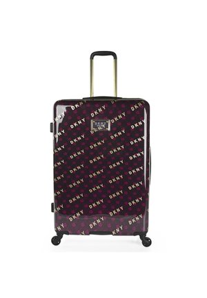 Maleta rígida negra y morada con patrón de logo de DKNY, acentos dorados, asa retráctil y cuatro ruedas para mayor movilidad.