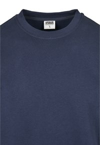 Felpa girocollo blu navy in cotone, con collo a costine e etichetta visibile con il marchio "URBAN CLASSICS".