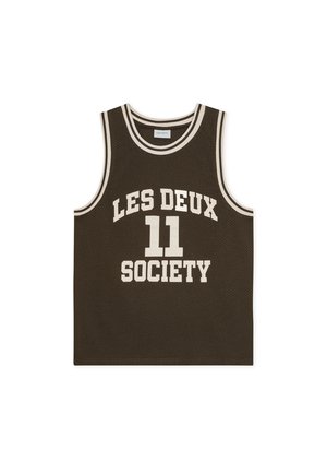 Pruun võrgust korvpallimärk valgete kontrastsete tekstidega, millel on esiküljel esile tõstetud "LES DEUX" ja "SOCIETY 11".