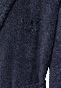 Marineblauer Bademantel aus weichem Frottierstoff, mit einem gestickten Logo einer Person mit erhobenen Armen. Strukturiertes und flauschiges Material.