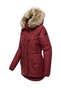 Giacca parka rossa con cappuccio foderato in pelliccia sintetica, dotata di una zip frontale, chiusure a scatto e due tasche anteriori. Tessuto testurizzato con polsini a coste.